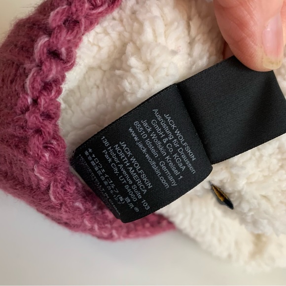 Jack Wolfskin Women’s Highloft Knit‎ Cap ,raspberry, fluffy Pom on top. One size - Picture 6 of 9